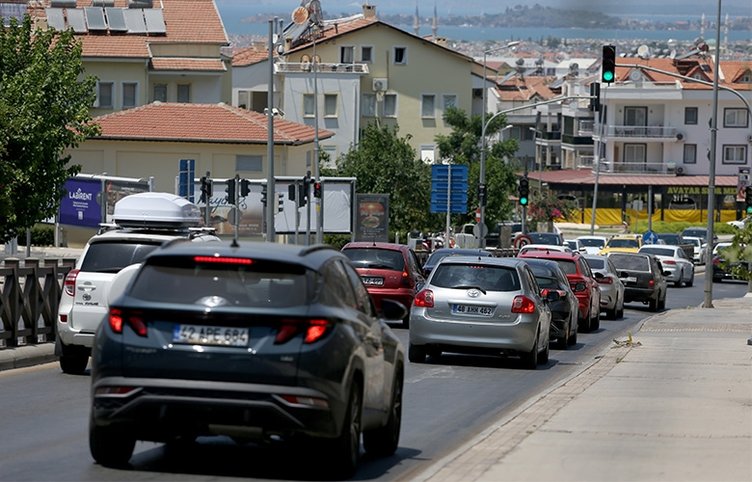 Tatilin son gününde dönüş telaşı! Uzun araç kuyrukları oluştu