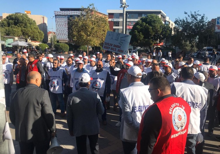 İzmir’de CHP’li Gaziemir Belediye Başkanı Halil Arda işçileri isyan ettirdi! Belediye binası önünde eylem yaptılar