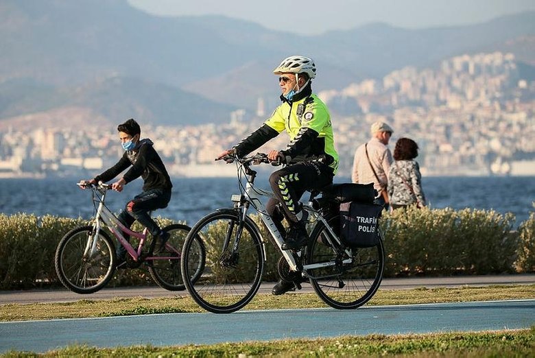 İzmir’in Beyaz Kırlangıçları bisiklet yollarının güvenliği için pedala bastı