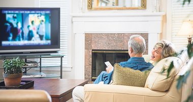 Yaşılar günde 5 saati televizyon başında geçiriyor