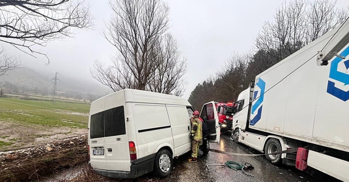 İzmir'de feci kaza! Otomobil ile TIR çarpıştı