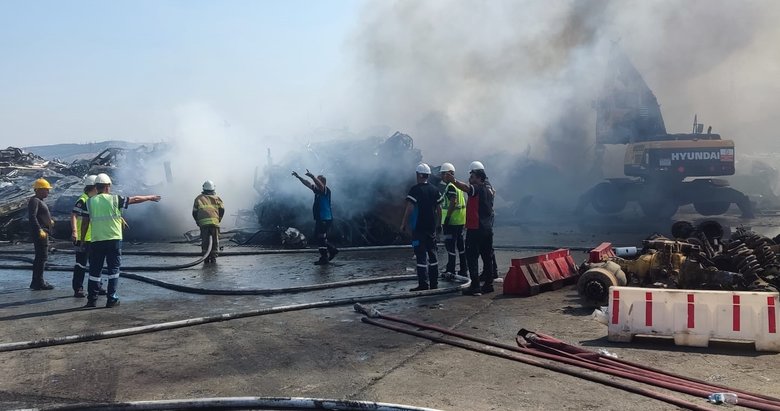 Son dakika: İzmir’de hurda depolama alanındaki yangın kontrol altında