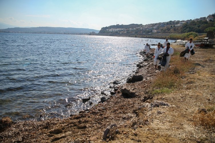 Foça’da denize sızan akaryakıt temizlendi