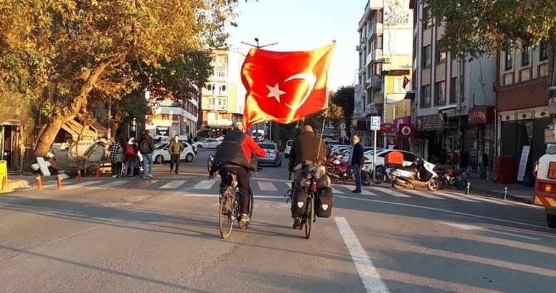 Almanya’dan Türk bayrağı ve bisikletiyle yola çıkan gezgin Gelibolu’ya ulaştı