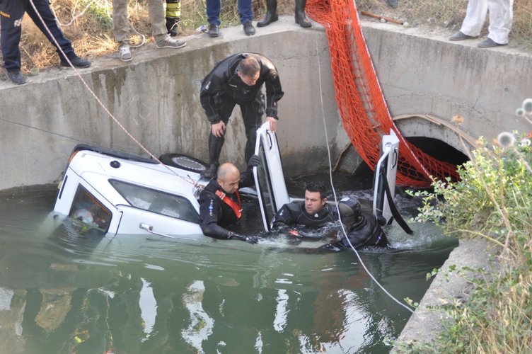 Denizli’de feci olay! Otomobil su kanalına düştü