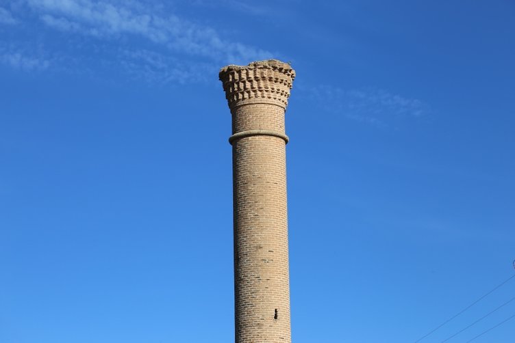 Afyonkarahisar’da tarlaların ortasında bir tarihi minare: Kırık Minare