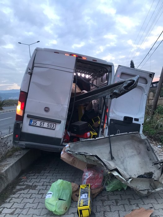 Demir bariyer araca mızrak gibi saplandı! Önünden girip arkasından çıktı!