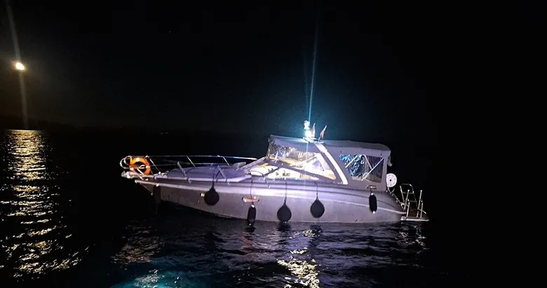Muğla’da panik anlar! Tekne kayalıklara çarptı!