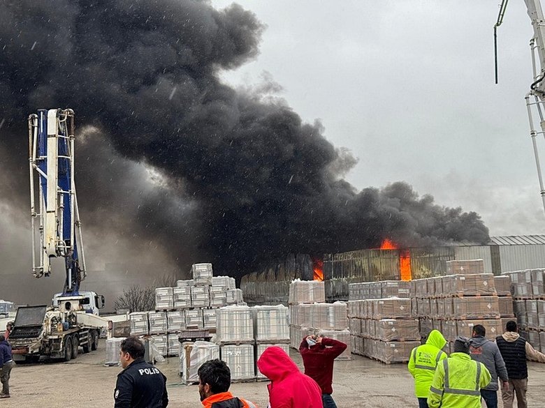 Balıkesir’de depo yangını: Çok sayıda ekip sevk edildi