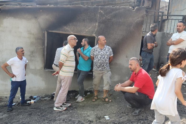 İzmir’deki yangında evleri küle döndü; gözyaşlarını tutamadı