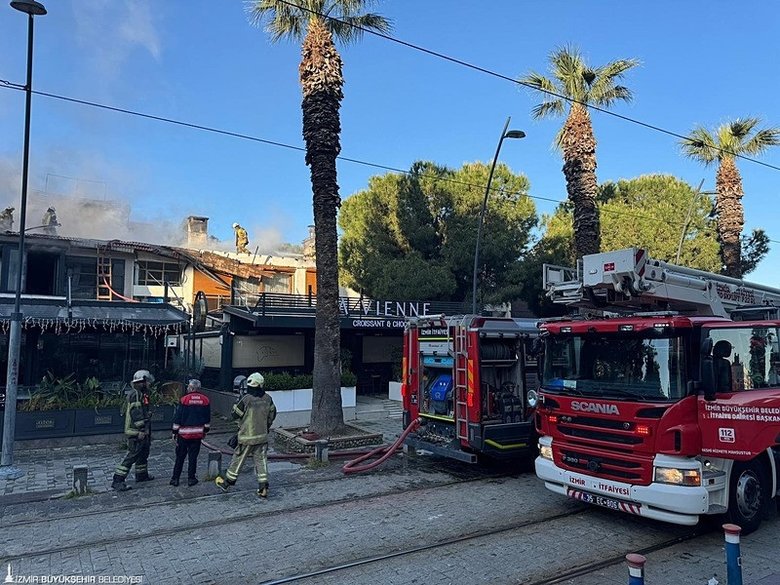 İzmir’de panik anlar! Restoran çatısı alev alev yandı