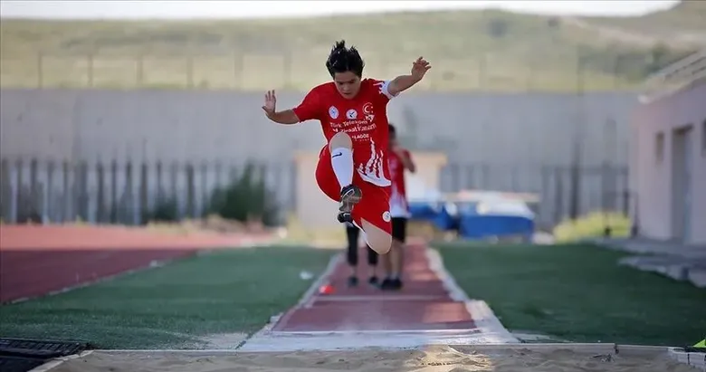 Heyecan İzmir’de başladı: Türkiye Atlama Şampiyonası start aldı