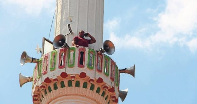 Kiraz’da telefon minarede çekiyor
