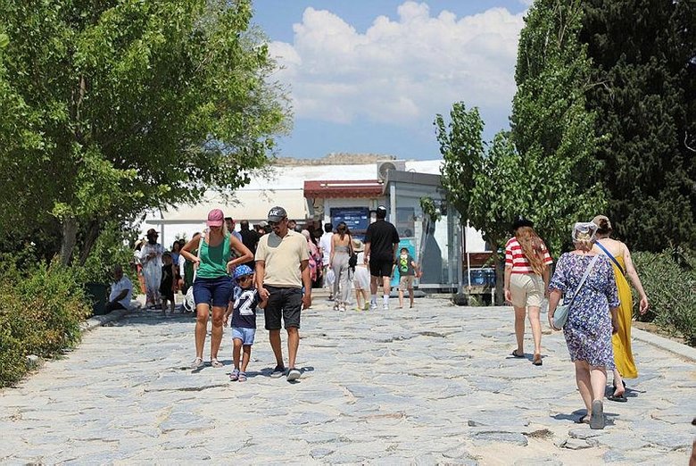Travertenleriyle ünlü Pamukkale’ye ziyaretçi akını: 1 milyon 149 bini aşkın kişi gezdi