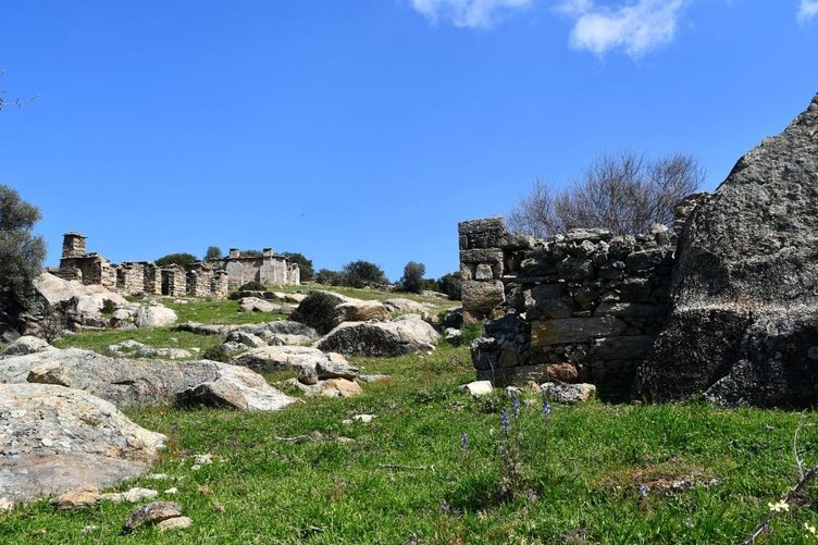 Ege’de terkedilen hayalet köy zamana direniyor!
