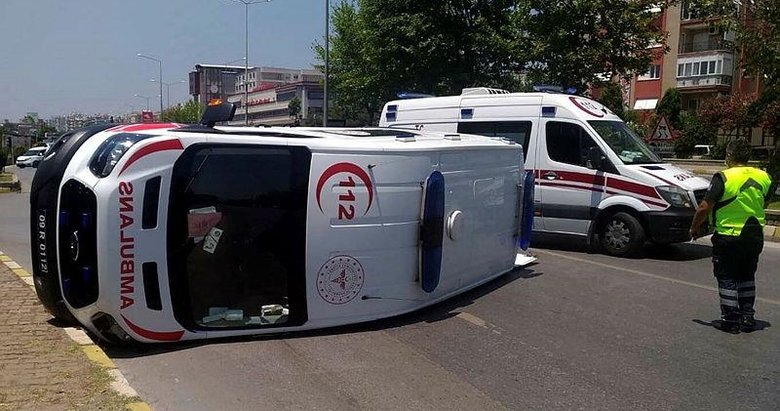 Otomobille çarpışan ambulans devrildi: 6 yaralı