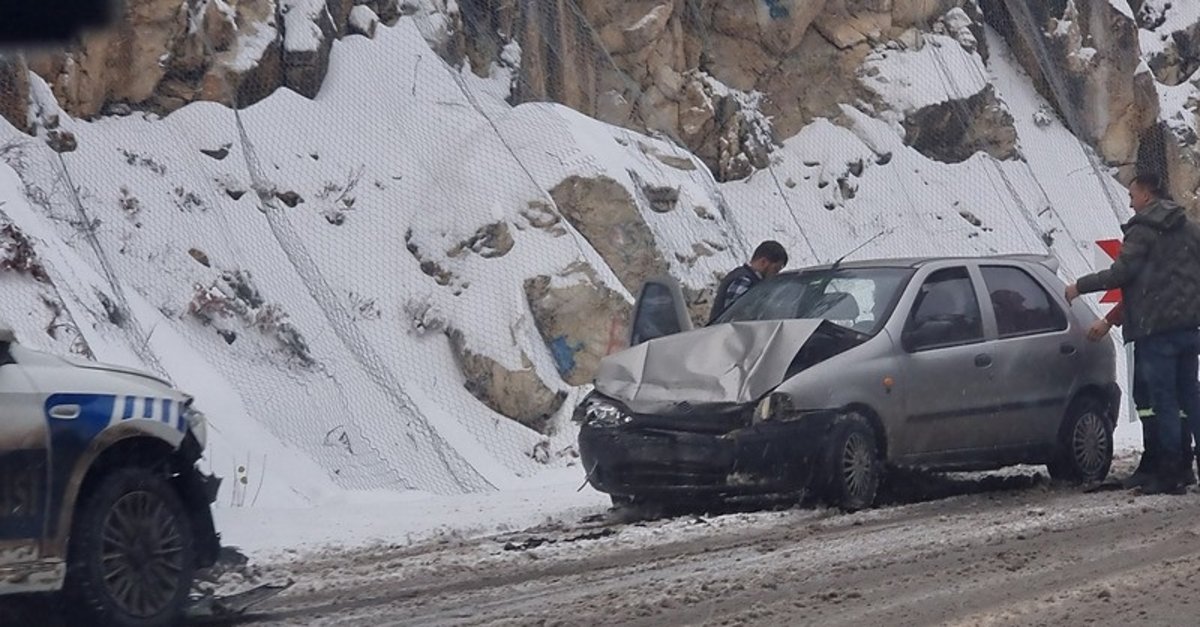 Kütahya Domaniç'te mevsimin ilk kar yağışı kazayı beraberinde getirdi: 4 yaralı