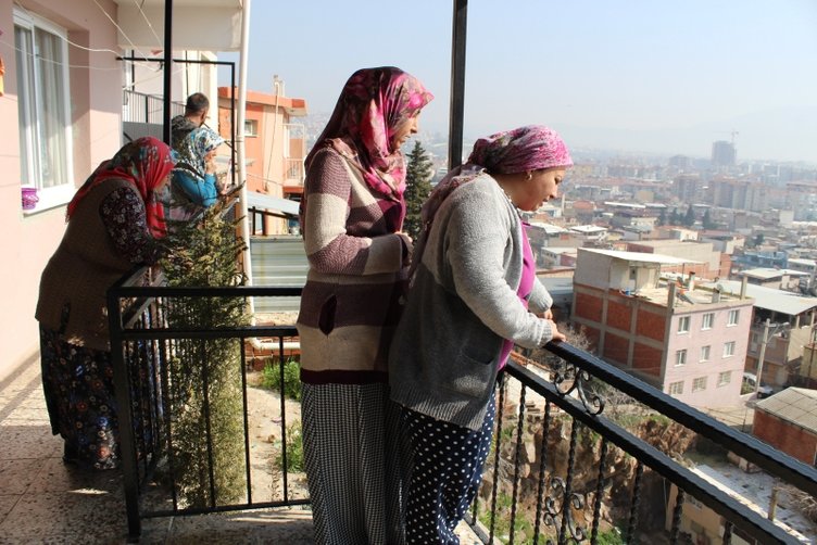 İzmir’de yıkılacak diye eve girmeye korkuyorlar