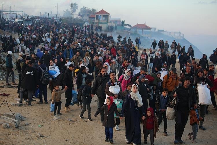 On binlerce Filistinlinin güneyden kuzeydeki topraklarına dönüşü başladı