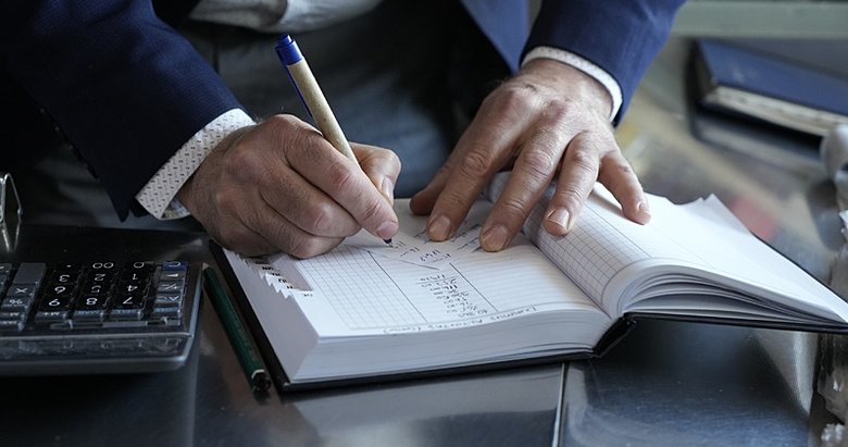 İzmir’de zimem defteri geleneğiyle ihtiyaç sahiplerinin borçlarını ödedi