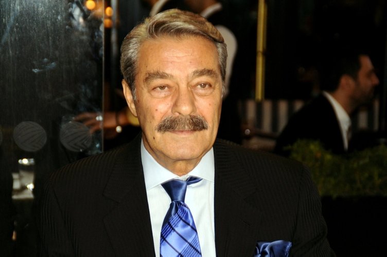 Kadir İnanır’ın son hali endişelendirdi! Yardımına sevgilisi yetişti