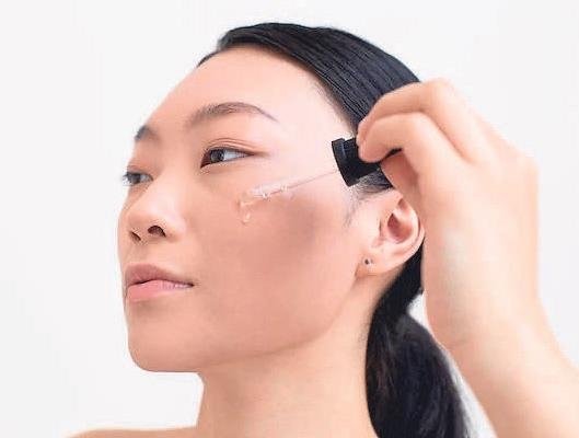 Koreli kadınlar güzellik rutininde bir marka