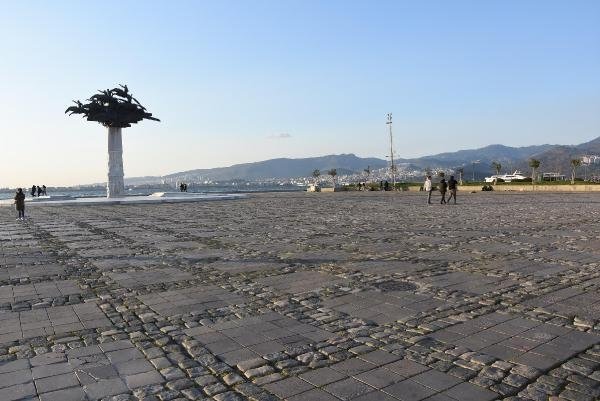 İzmir’de meydanlar boşaldı