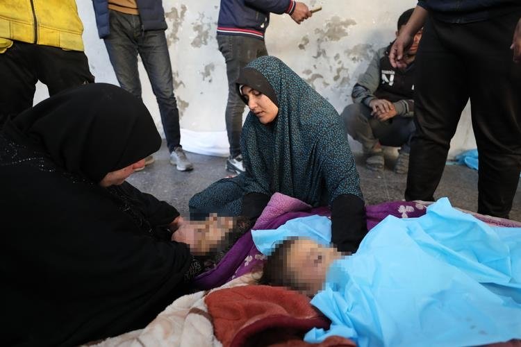 İsrail’in Gazze’ye 2025’in ilk saatlerinde düzenlediği saldırılarda 9 Filistinli hayatını kaybetti