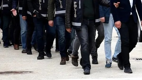 son-dakika-bakan-gurlek-acikladi-izmir-merkezli-8-ilde-es-zamanli-baskin-sanal-kumar-baronlarina-gecit-yok-1777968011196.jpeg