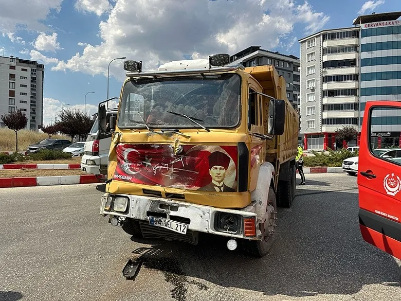 Uşak’ta yangına giden itfaiye aracı ile kamyon çarpıştı: 2 itfaiye personeli yaralandı