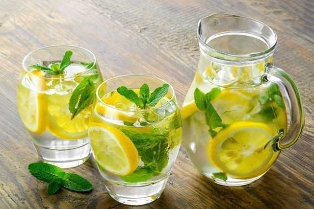 Ilık limonlu su içmenin faydaları saymakla bitmiyor