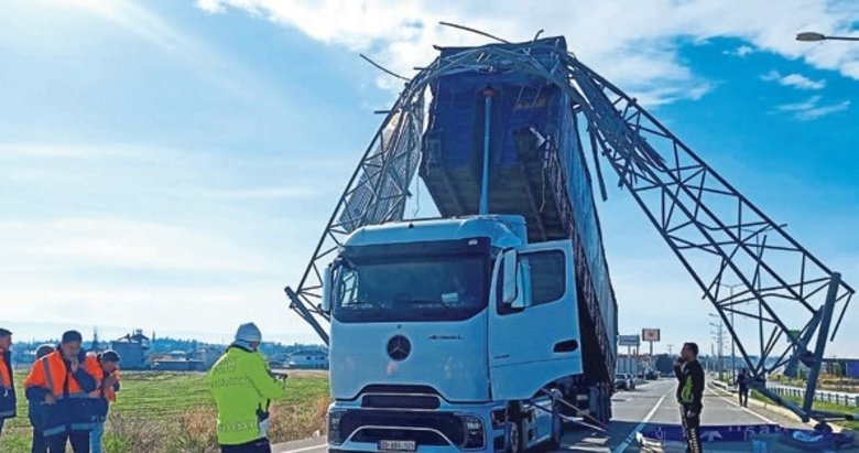 Açık unutulan TIR’ın dorsesi levhayı yıktı