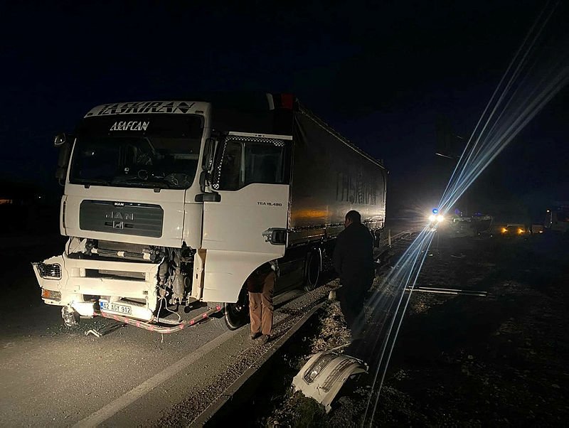Afyonkarahisar’da TIR ile otomobil çarpıştı, 3 kişi öldü