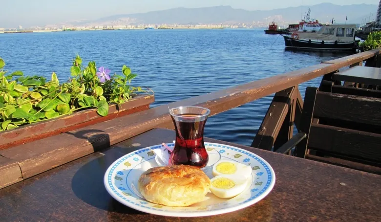 izmirin-geleneksel-lezzetleri-boyozdan-kumruya-sevketibostandan-lokmaya-essiz-tatlar-1787816554438.jpg