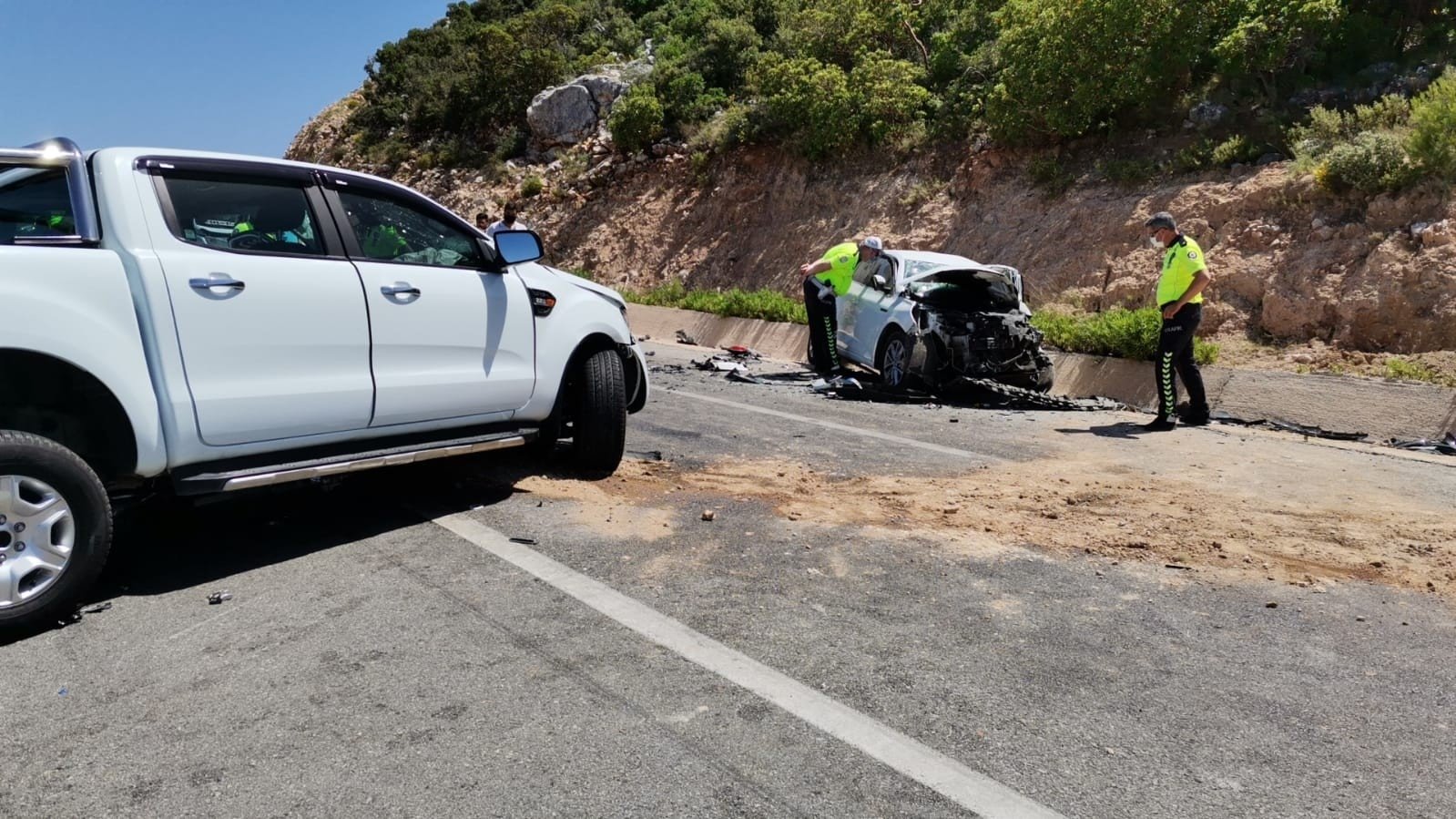 izmir de trafik kazasi 1 olu 3 yarali