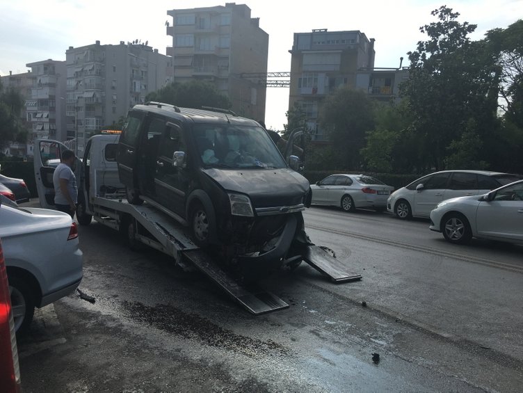 İzmir Konak’ta otomobil ile hafif ticari araç çarpıştı: 2’si çocuk 4 yaralı