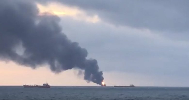 Kerç Boğazı’nda içinde Türklerin de bulunduğu iki gemi yandı