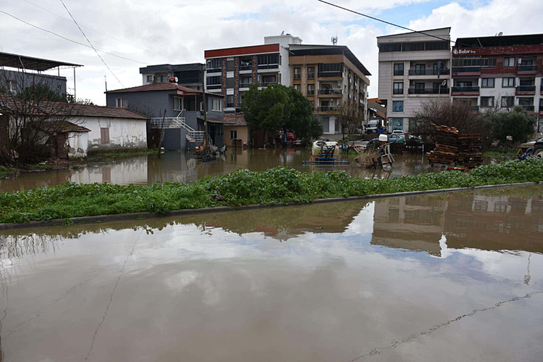 batinin-hali-icler-acisi-izmir-mugla-denizli-sular-altinda-kaldi-1771014172384.png
