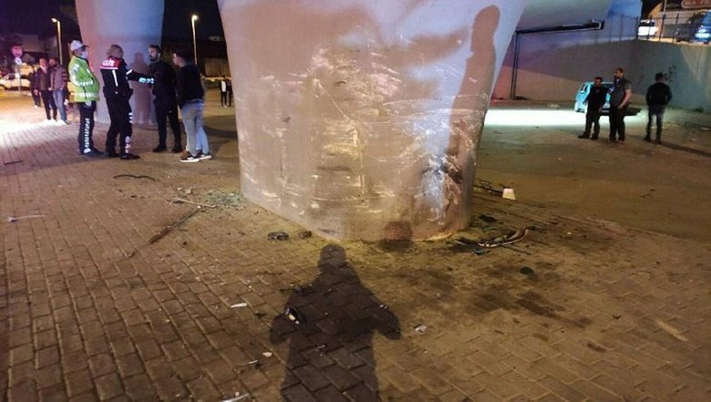 Üst geçidin ayağına çarpan lüks otomobil baba - oğula mezar oldu
