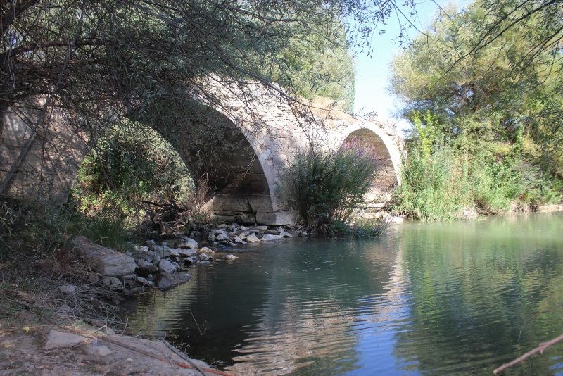 Definecilerin hedefi olan tarihi Asar Köprüsü yıkılma tehlikesi ile karşı karşıya