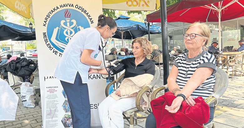 Lise öğrencilerinden yaşlılara sağlık eli