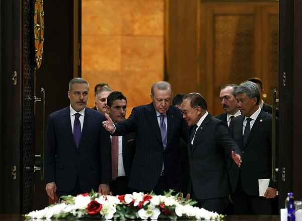 turkiye-ile-malezya-arasinda-7-anlasma-imzalandi-baskan-erdogan-ticaret-hedefimiz-10-milyar-dolar-1767803868397.jpeg