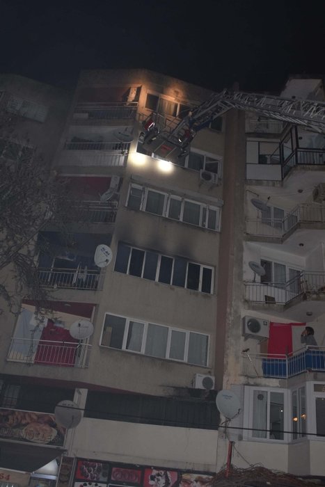 İzmir’de korkutan yangın! 15 kişinin yaşadığı dairede...