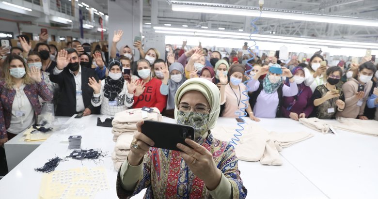 Emine Erdoğan Manisa'da tezgahın başına geçti dikiş dikti