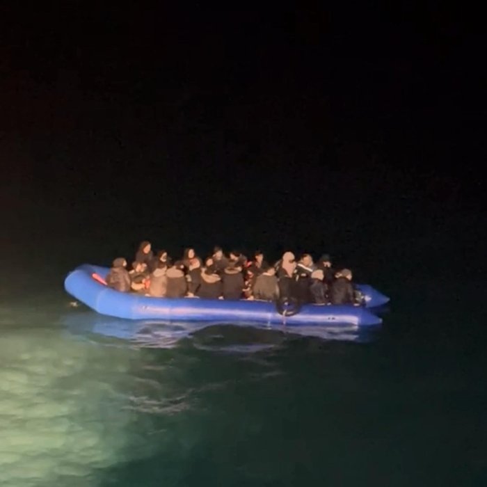Yunan botu kaçak göçmenlerin botunu batırmaya çalıştı! Çanakkale’de o anlar kamerada