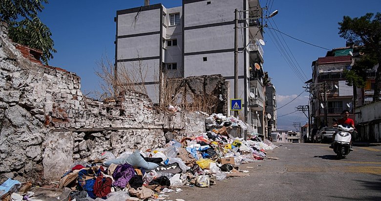 İzmir Konak’ta çöpten adım atılamıyor! Şebnem Bursalı o görüntüleri paylaştı!