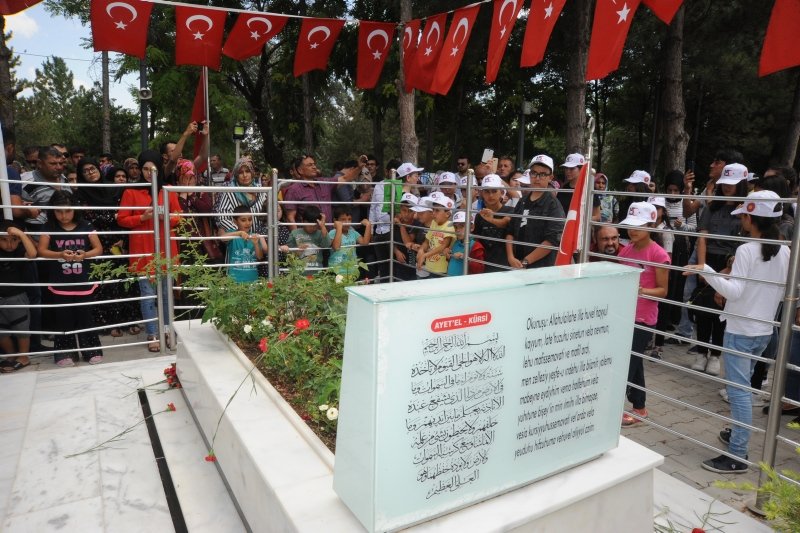 Kahraman şehit Ömer Halisdemir’in mezarına ziyaretçi akını