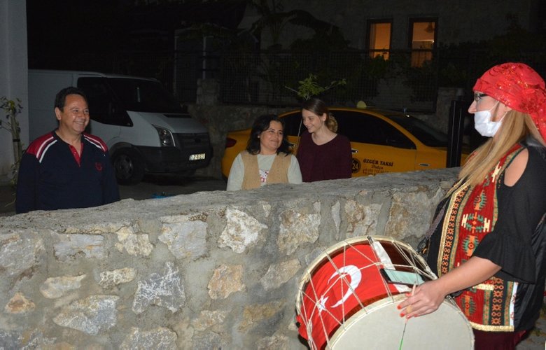 Muğla’da kadın davulcu vatandaşları manilerle sahura kaldırdı