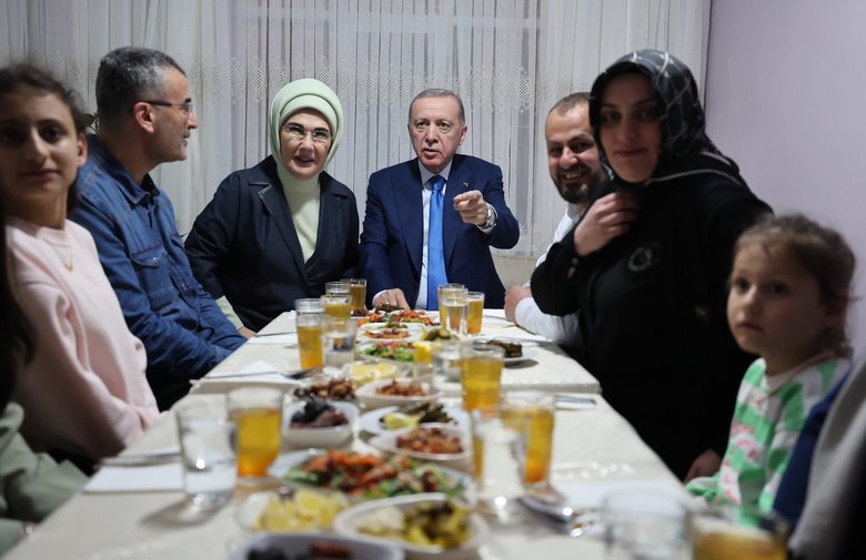 Başkan Erdoğan, iftarda bir aileye misafir oldu