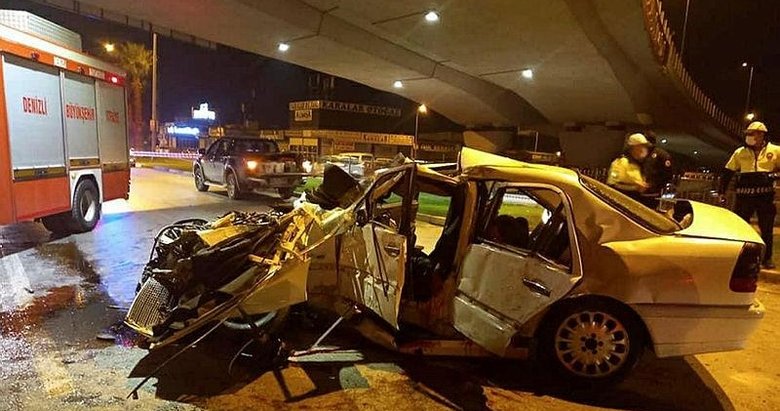Üst geçidin ayağına çarpan lüks otomobil baba - oğula mezar oldu